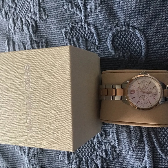 Michael Kors Watch - Picture 4 of 6